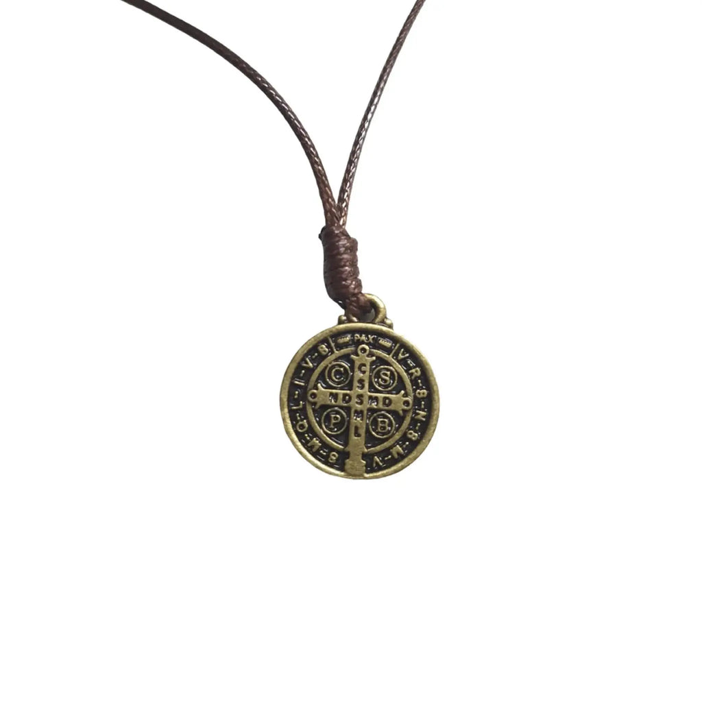 Colar Medalha de São Bento Pequena em Ouro Velho e Cordão
