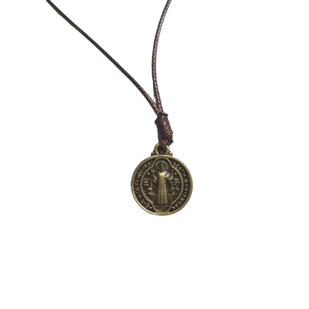 Colar Medalha de São Bento Pequena em Ouro Velho e Cordão