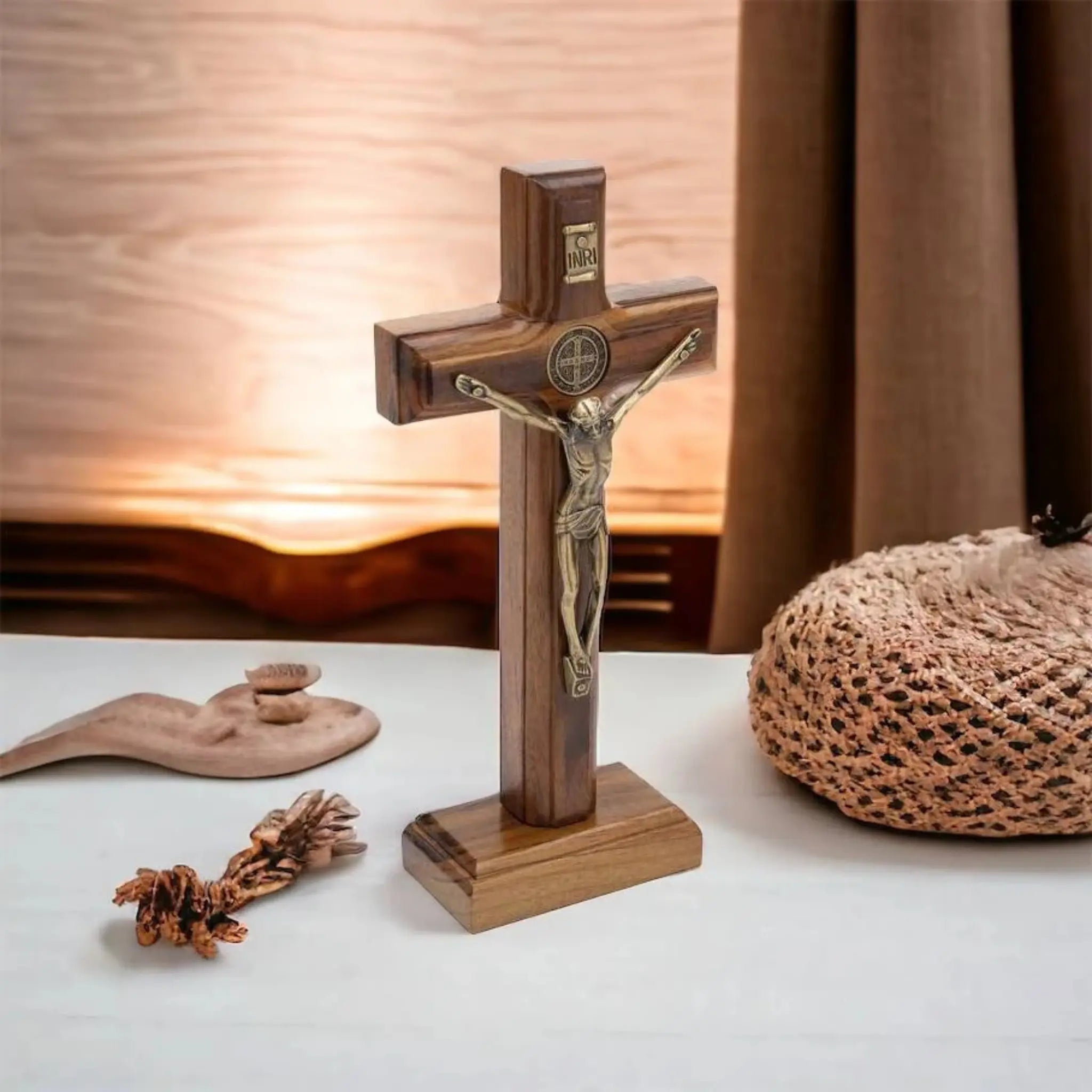 Crucifixo 12cm de Mesa/Parede com Medalha de São Bento em Ouro Velho