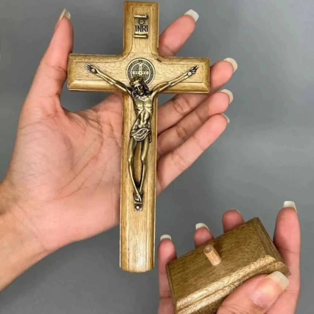 Crucifixo com Medalha de São Bento 17cm Ouro Velho