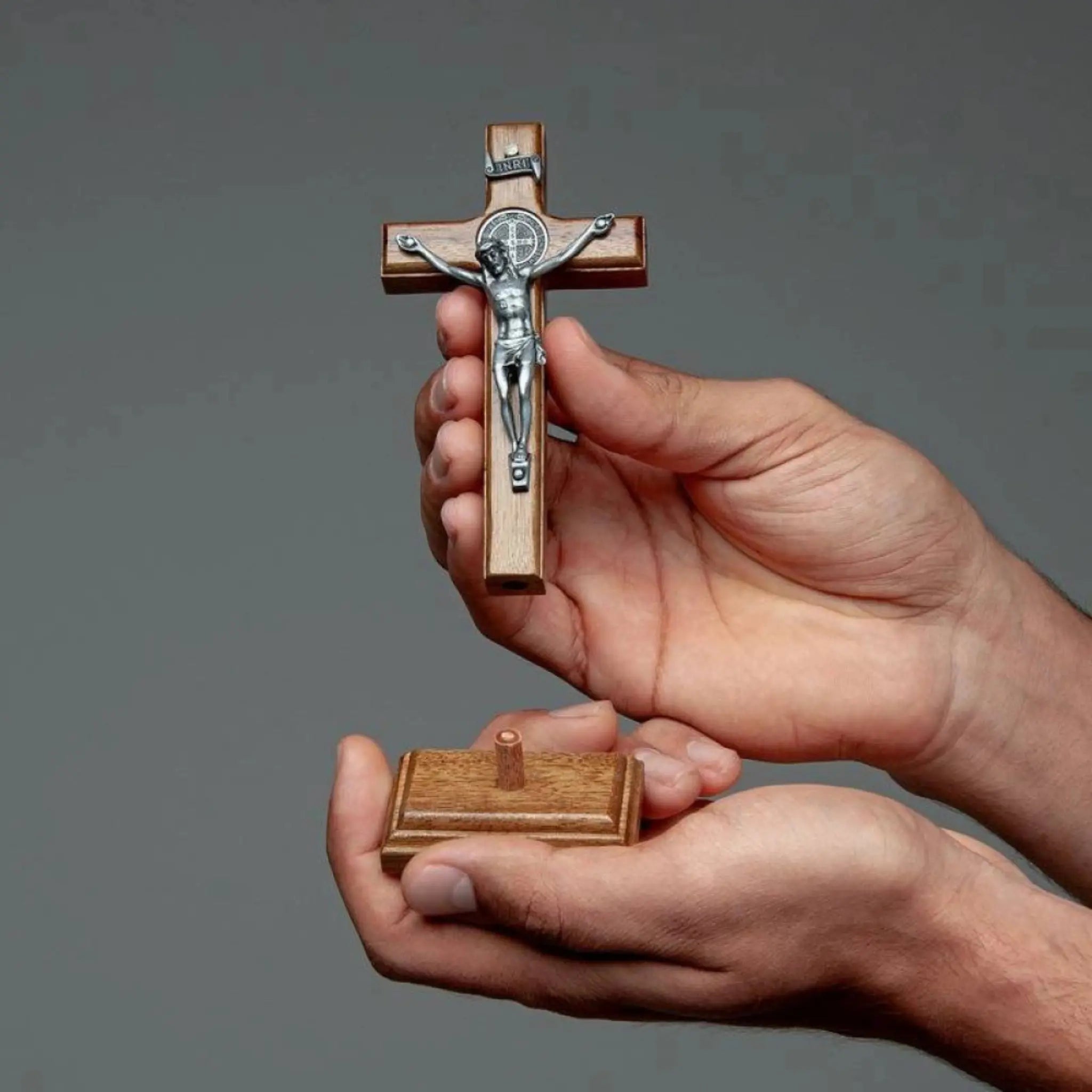 Crucifixo em Madeira com Medalha de São Bento 12cm