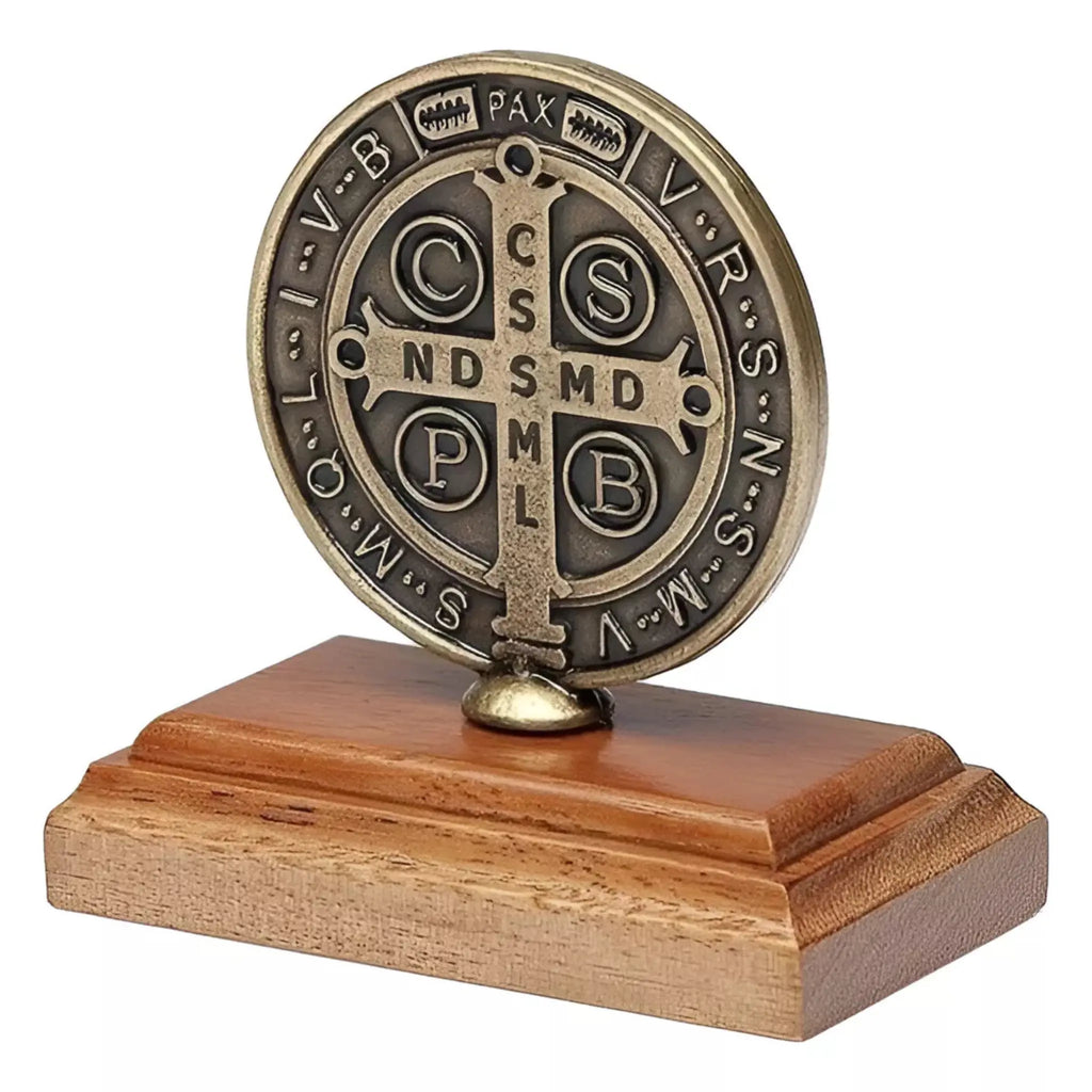 Medalha de São Bento com Pedestal Ouro Velho