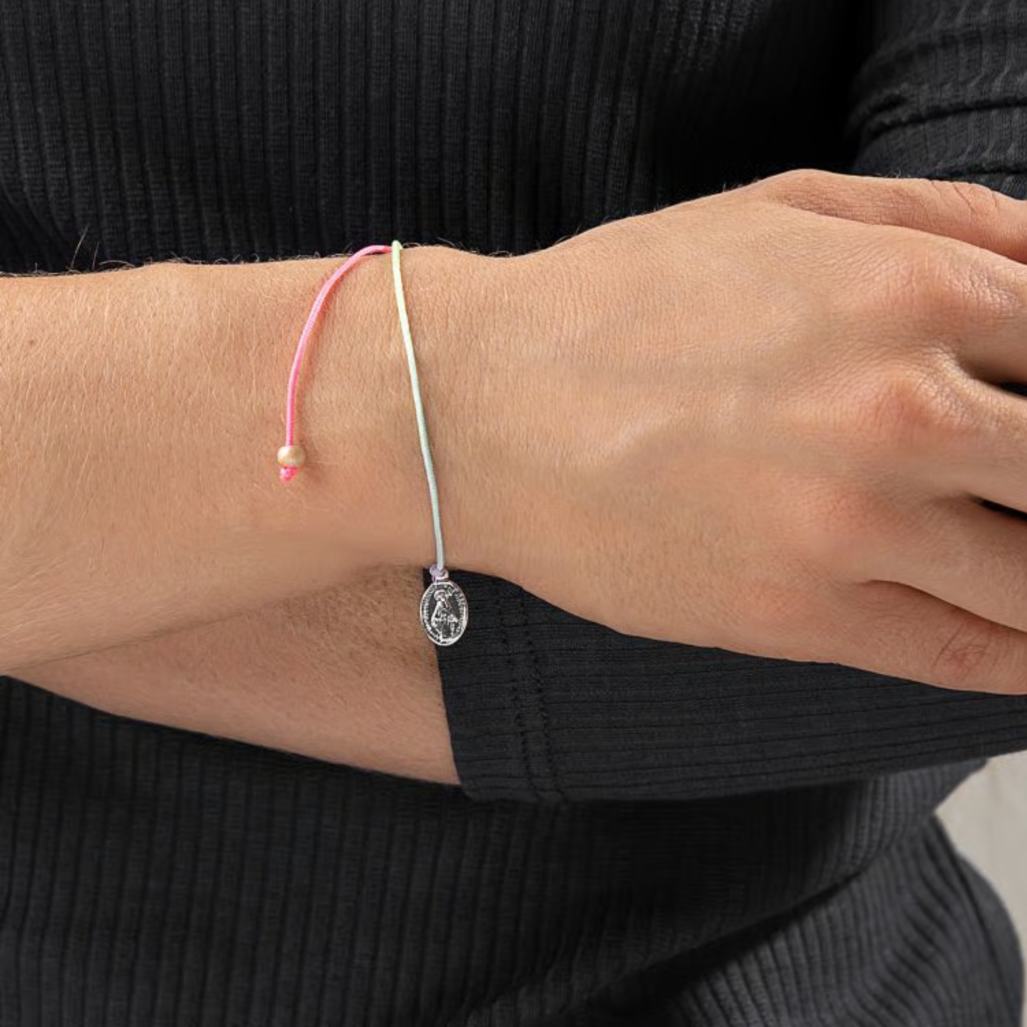 Pulseira Nossa Senhora das Graças Fio Fino Degradê