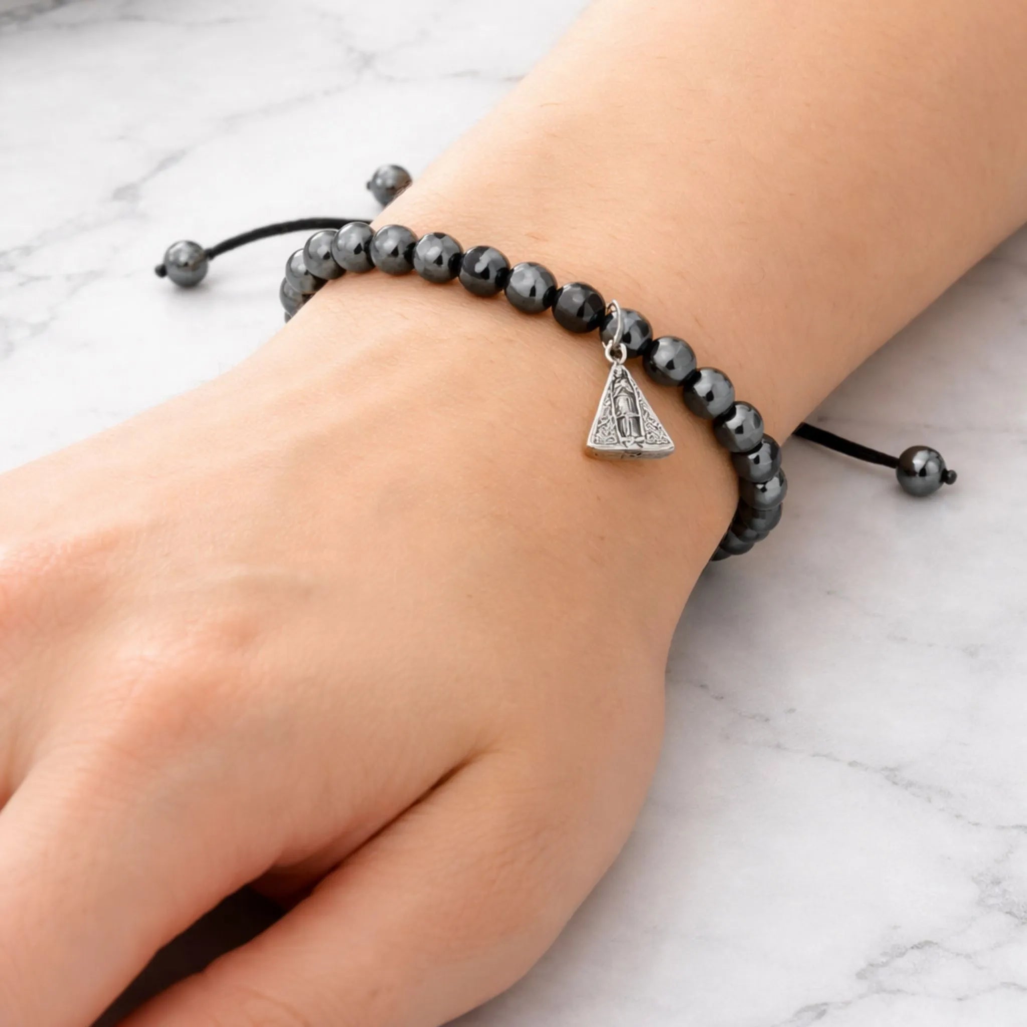 Pulseira em Hematita 6mm Nossa Senhora Aparecida