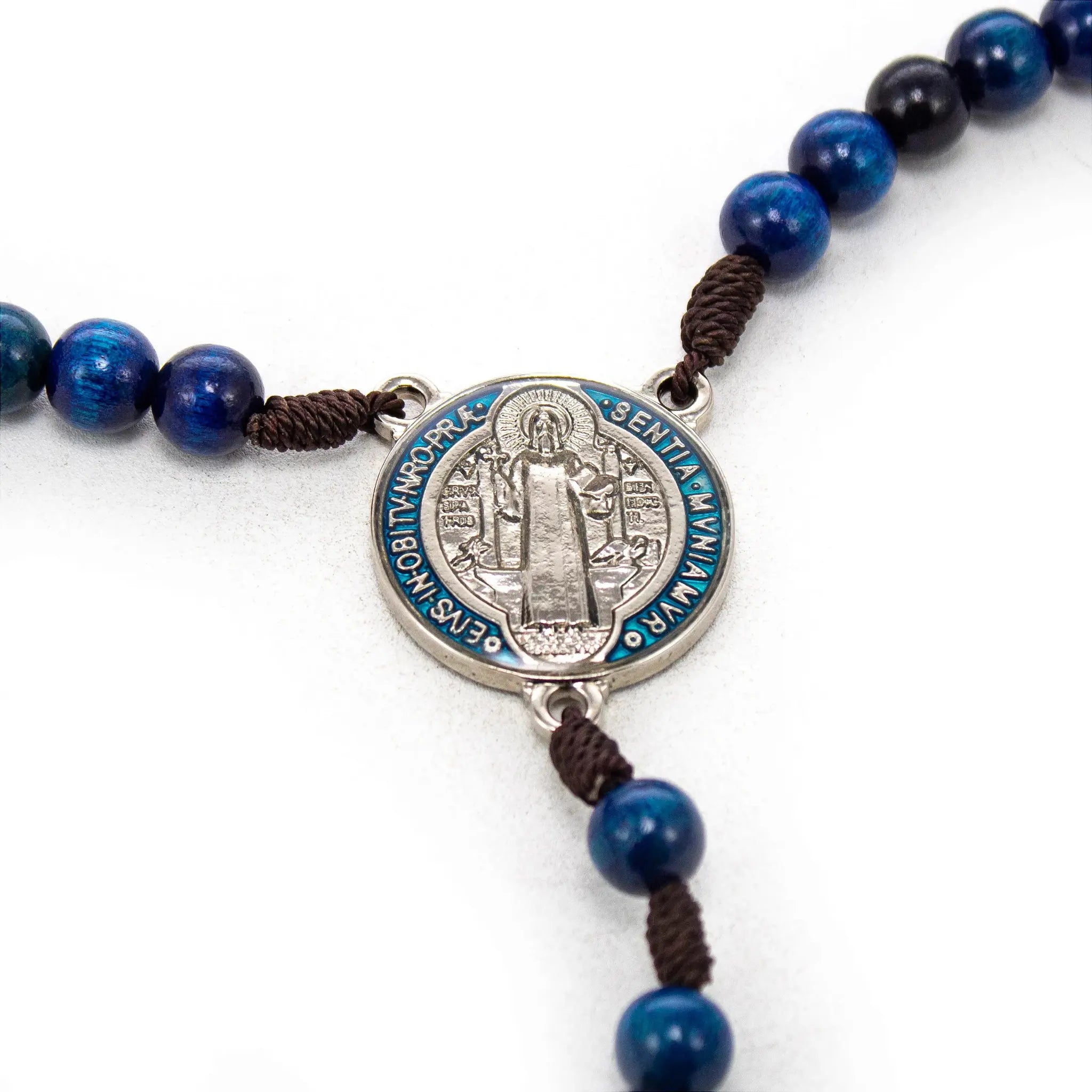 Terço São Bento Azul 10mm com Cordão Marrom